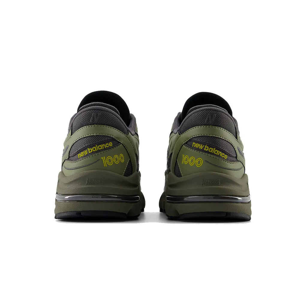 New Balance 1000 Army Green, par patika pogled na petu