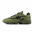 New Balance 1000 Army Green, maslinasto zelena patika sa crnim N logom, bočni profil